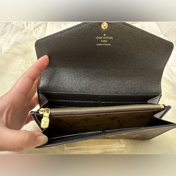 LOUIS VUITTON
Reverse Monogram Sarah Wallet - Picture 6 of 9